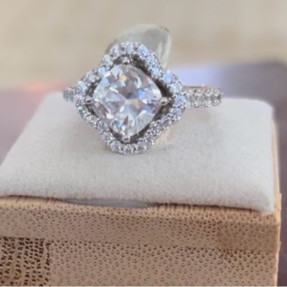 Clover shaped setting with square diamonique stone - Picture 2 of 5